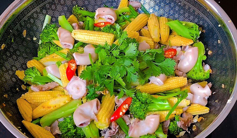 Cách làm dồi trường xào bắp non vừa giòn vừa ngon