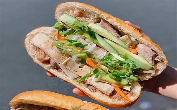 Bánh mỳ chả giò nóng giòn tan bên ngoài, mềm ngon bên trong THỬ NGAY