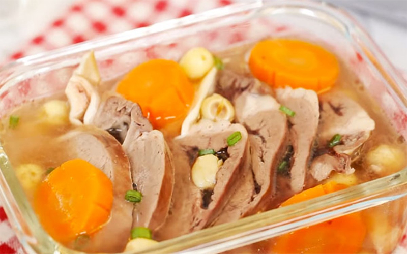 Cách làm món canh tim heo hầm hạt sen