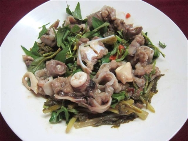 cuong hong heo xao dua