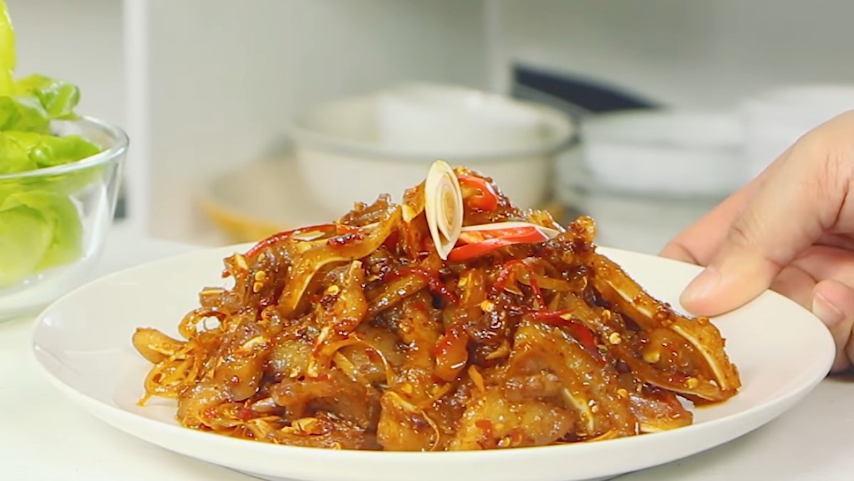 Cách làm tai heo xào sả ớt giòn ngon, lạ miệng, ăn là ghiền