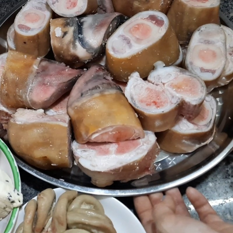 Bước 1 Sơ chế chân bò Chân bò hầm sả