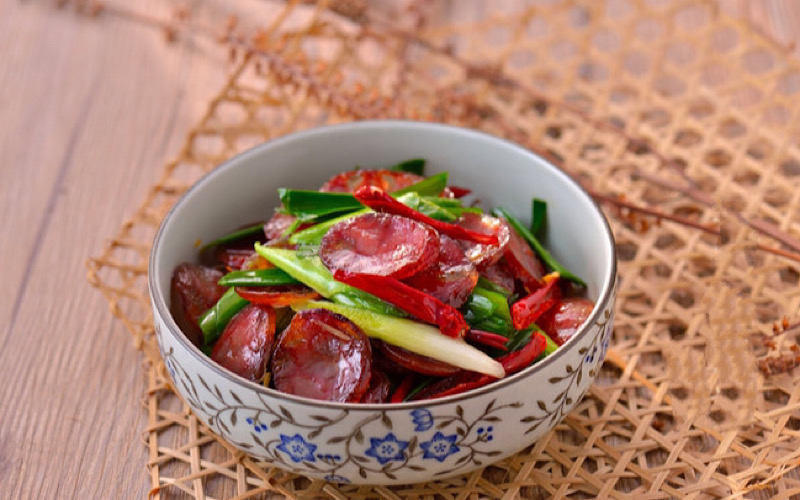 Lạp xưởng xào tỏi tây Lạp xưởng xào tỏi tây
