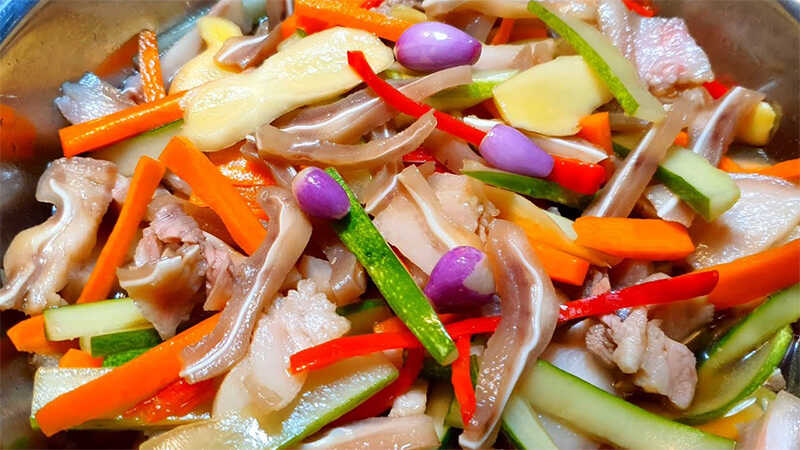 Cách làm tai heo ngâm cải chua, trắng giòn cực ngon miệng