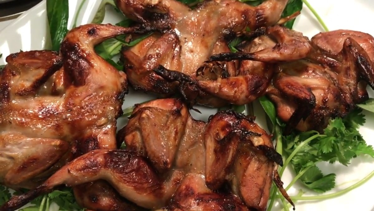Chim cút nướng mật ong với bột tỏi