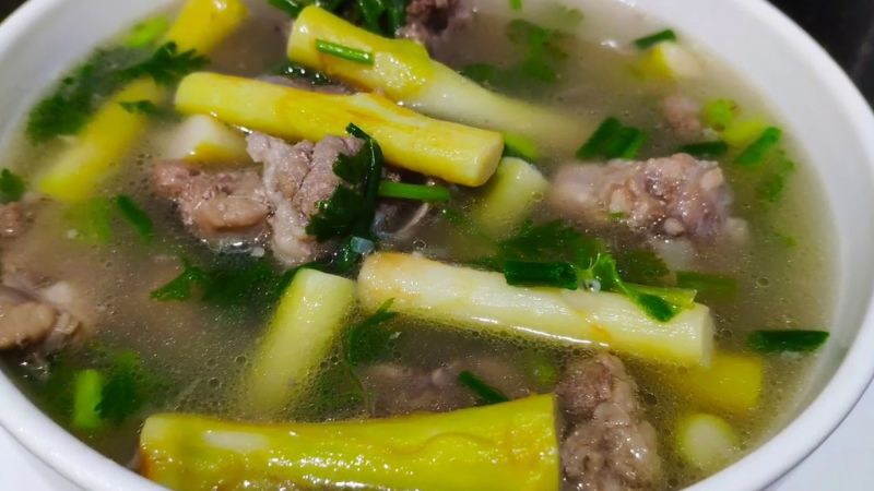 Canh ngó khoai nấu xương Canh ngó khoai nấu xương
