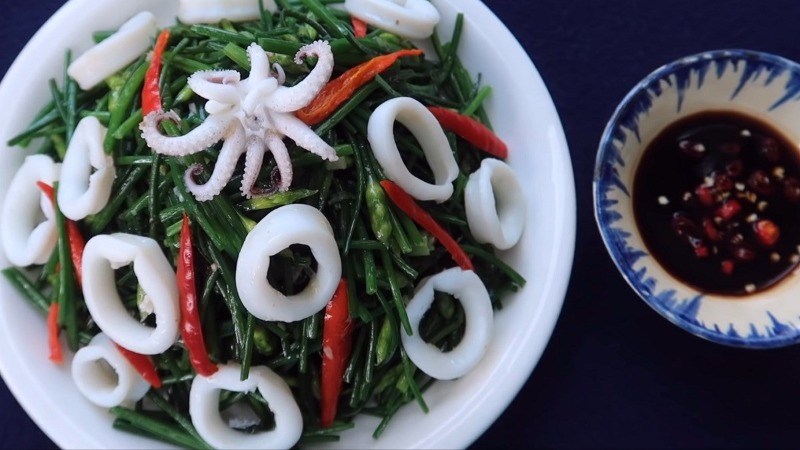 Mực xào bông hẹ