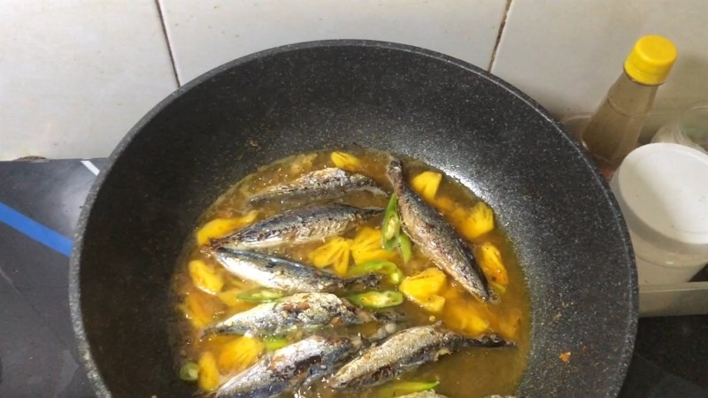 Cá trích kho dứa (thơm)