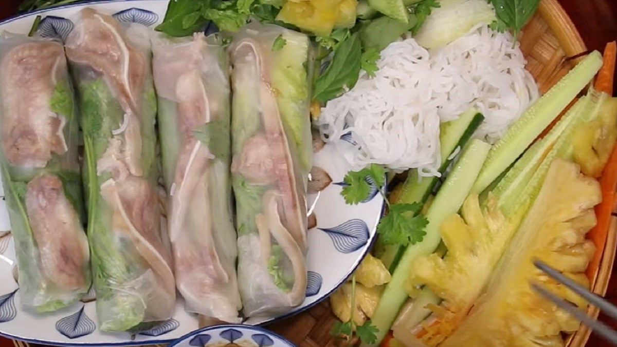2 cách làm tai heo cuốn bánh tráng, món ngon ăn hoài không chán
