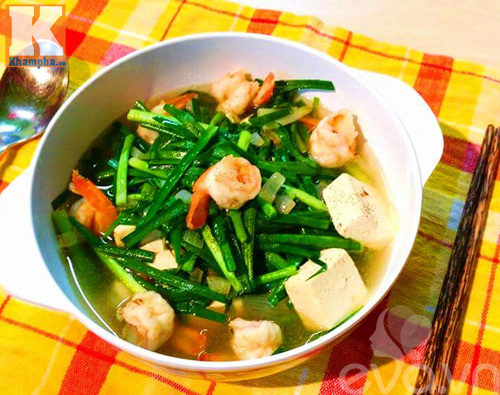 Canh tôm đậu phụ nấu lá hẹ thơm ngon