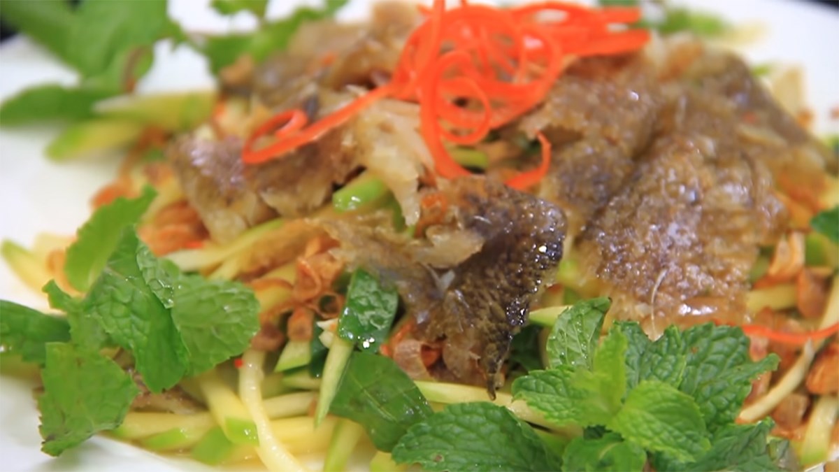 Gỏi xoài khô cá sặc