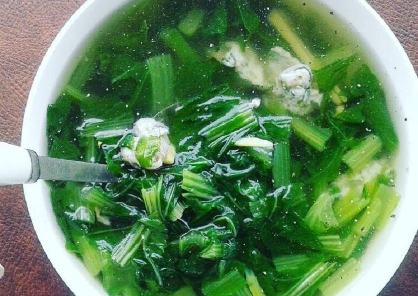 Canh chả cá với cải bẹ