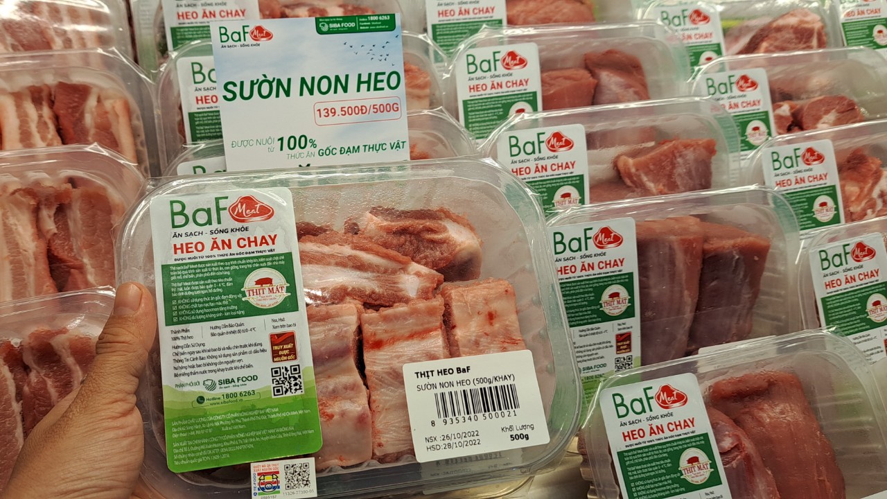 Sau “heo ăn chuối” của bầu Đức, một đại gia chăn nuôi tung... “heo ăn chay”